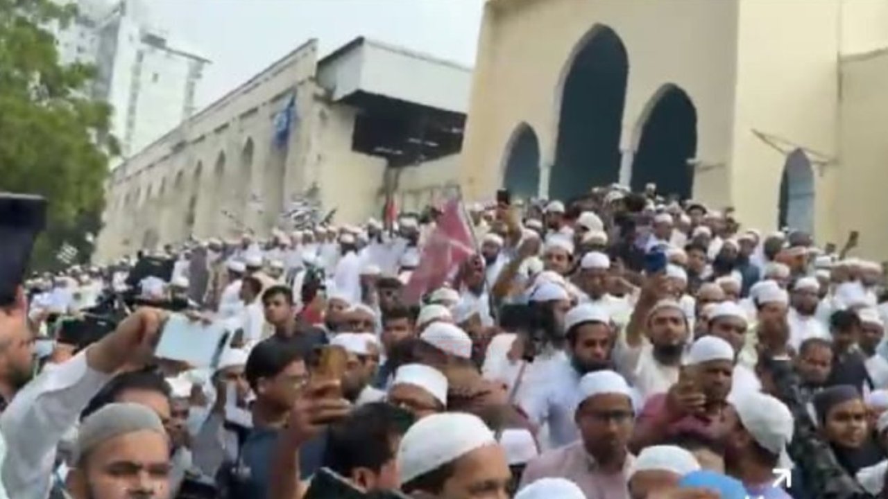 জাতীয় মসজিদে খতিবের মন্তব্যে ধর্মপ্রাণদের তীব্র প্রতিক্রিয়া