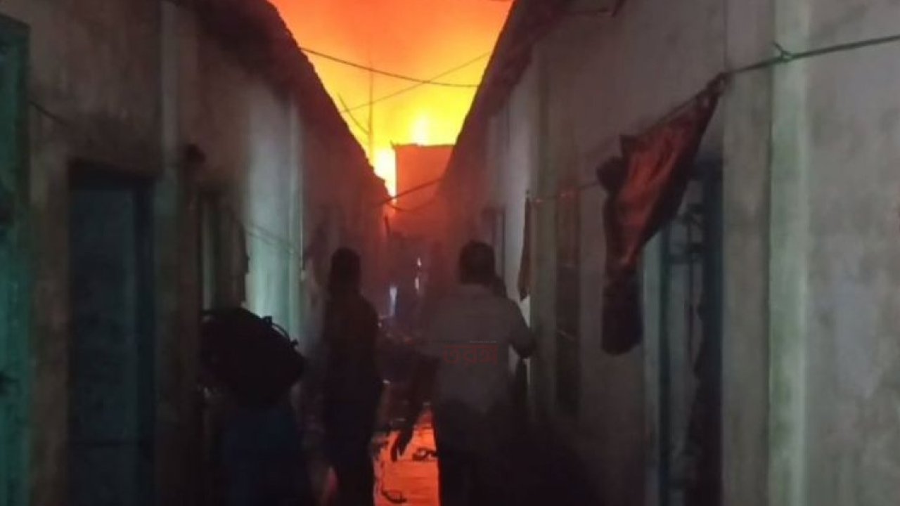 আশুলিয়ার গোডাউনে আড়াই ঘণ্টা জ্বলে আগুন নিবারণ