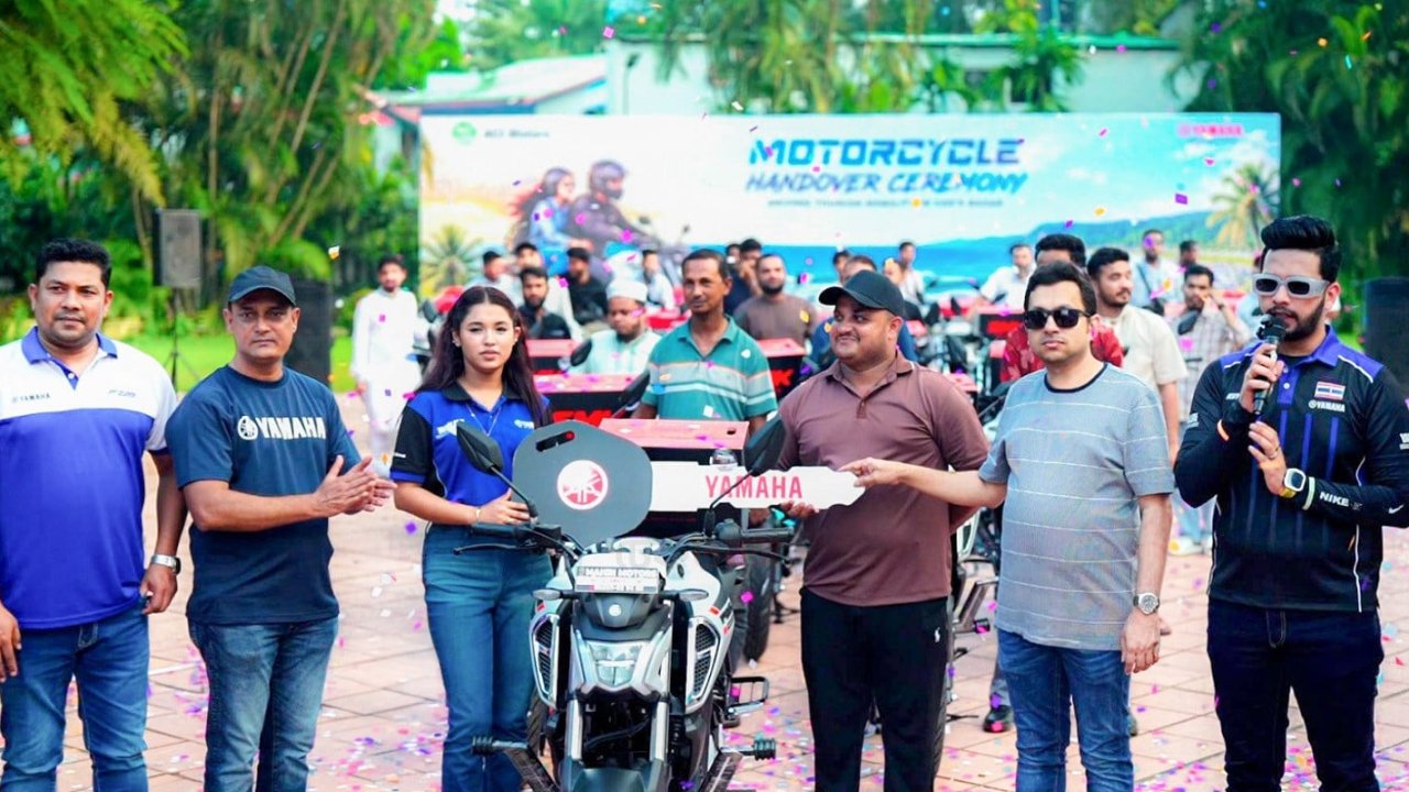 কক্সবাজারে পর্যটকদের আকৃষ্ট করতে ইয়ামাহার মোটরসাইকেল হস্তান্তর