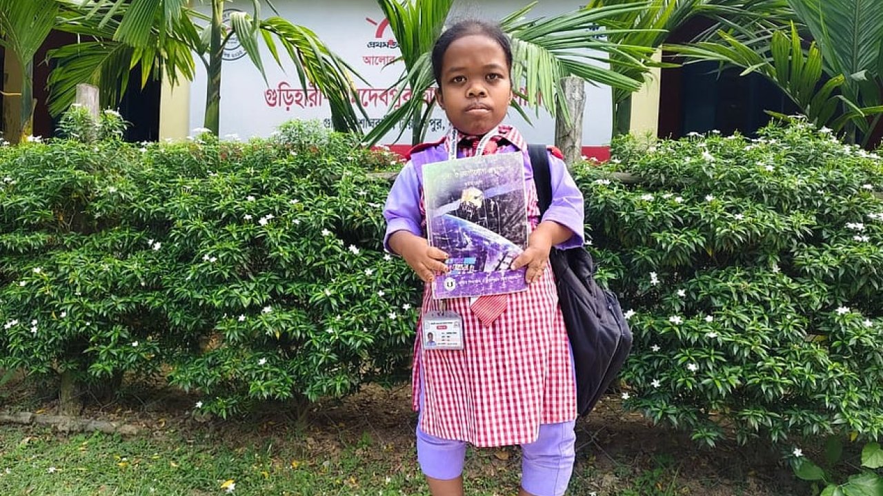 সার্কাসের মঞ্চ নয়, ডাক্তার হওয়ার স্বপ্নে লড়ছে তিন ফুটের আলমিনা