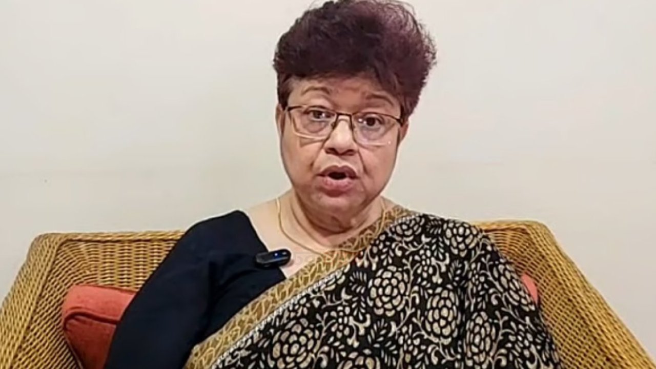 ‘নিকাব খুলতে বলিনি’, ঢাবিতে নিকাব বিতর্কে ব্যখ্যা শিক্ষক তাসনীম সিরাজের