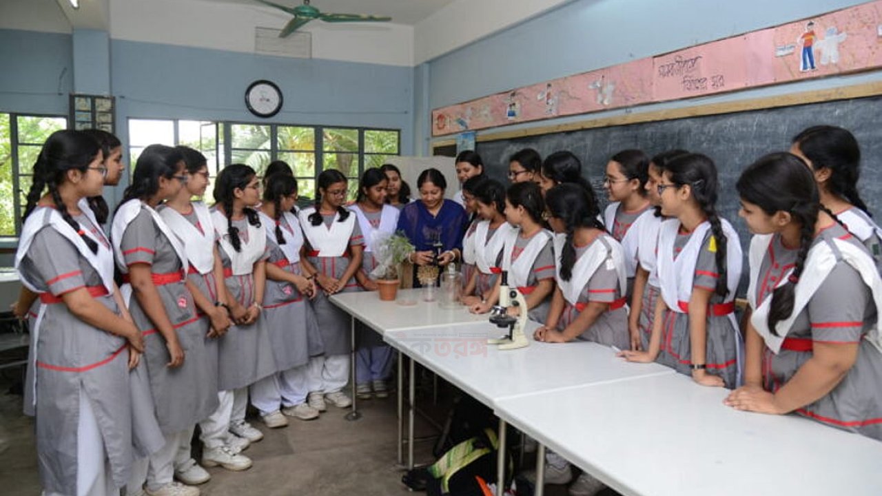 হলি ক্রস স্কুলে ২০২৭ সালে দিবা শাখায় নবম শ্রেণিতে ভর্তি, ছাত্রীর বয়স ১৩ থেকে ১৪ বছর