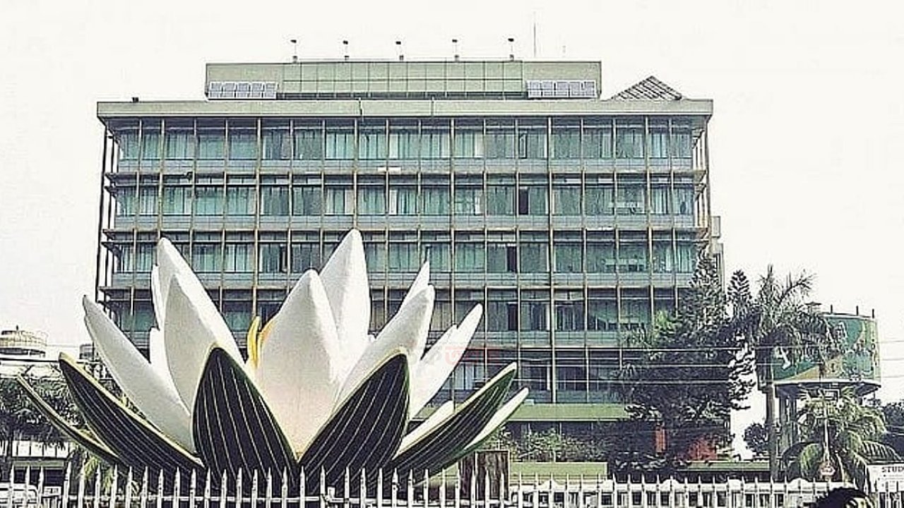 ব্যাংক বাঁচানোর &lsquo;জরিমানা&rsquo; জনগণ দেবে, বিনিময়ে কী পাবে