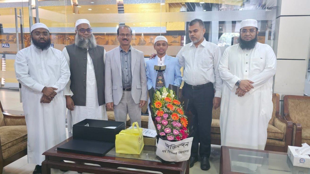 হাফেজ ইহতেশামুল হক হিরাকে বিমানবন্দরে ধর্ম মন্ত্রণালয়ের সংবর্ধনা