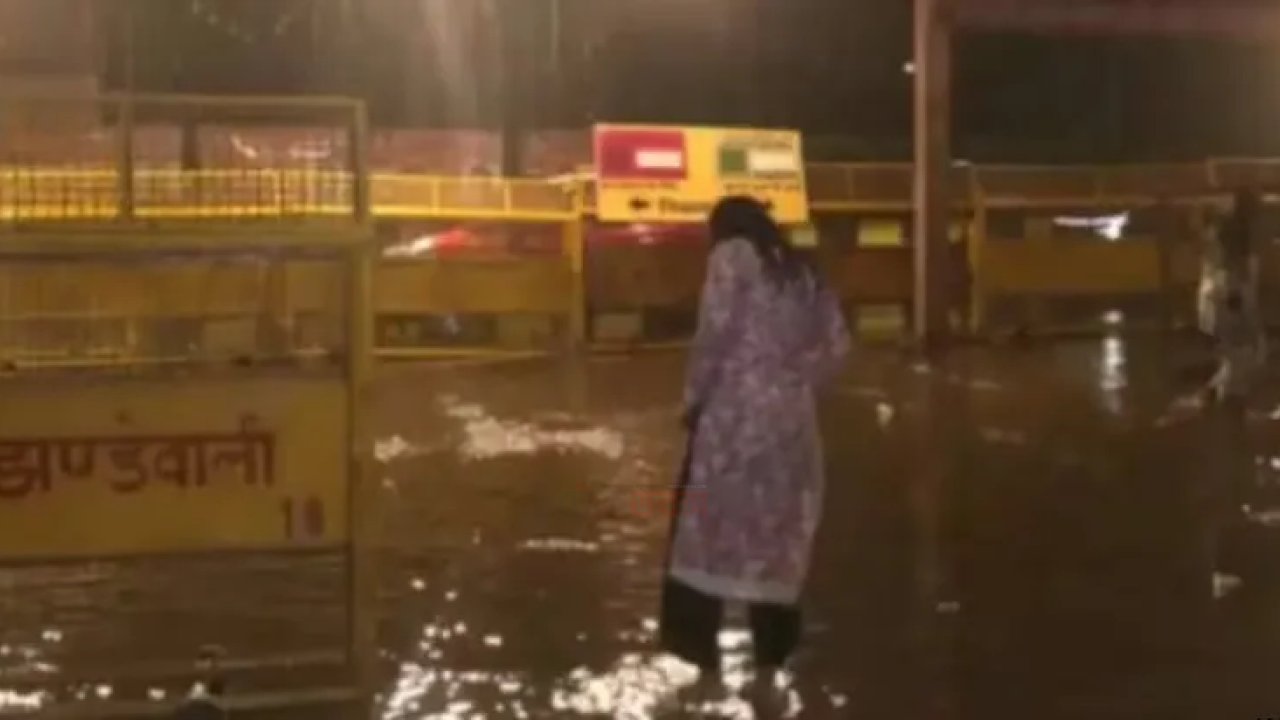 দিল্লিতে ভারী বৃষ্টিতে জনজীবন বিঘ্নিত