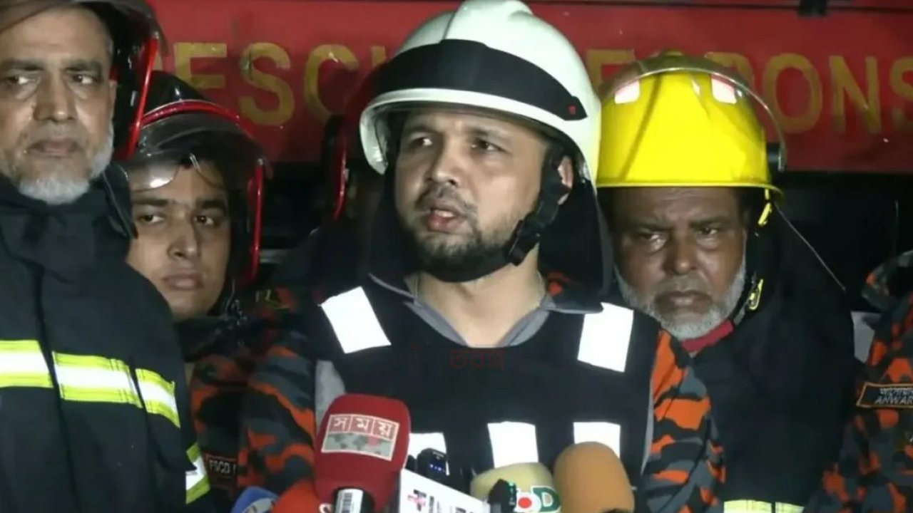 ৭ ঘণ্টায়ও পুরোপুরি নিয়ন্ত্রণে আসেনি চকবাজারের আগুন
