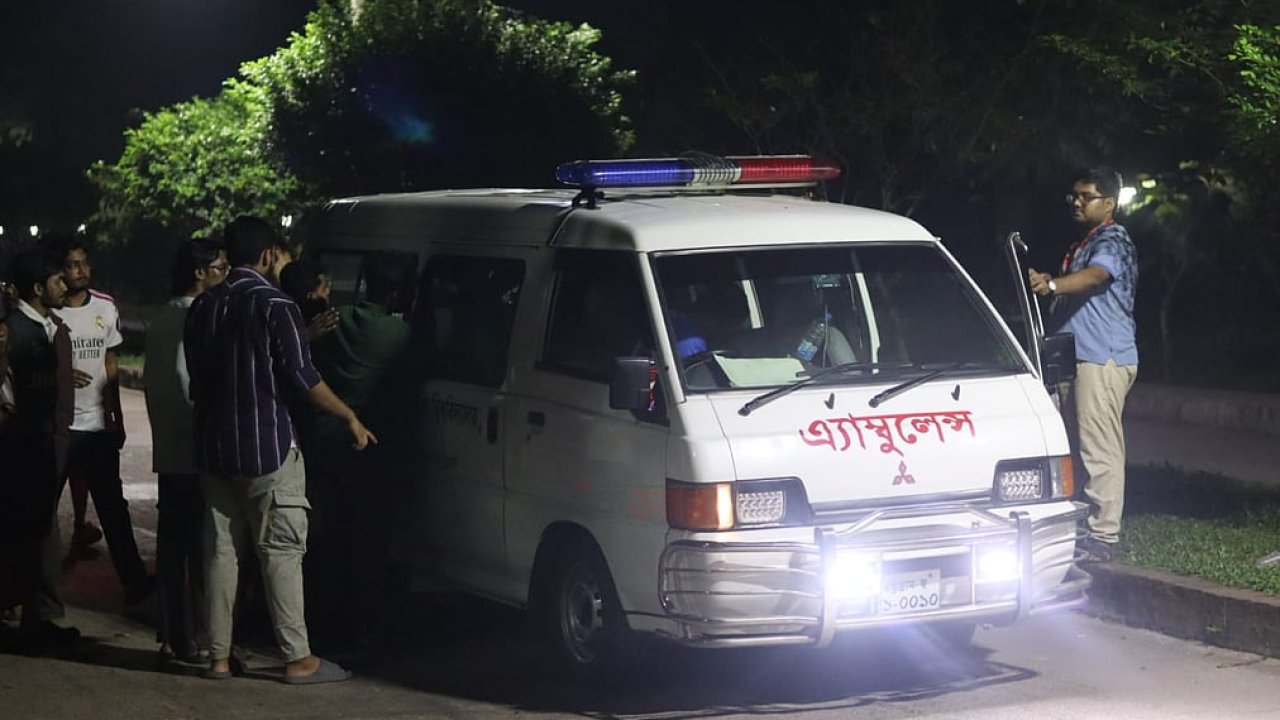 প্রায় ১৫ ঘণ্টা ধরে অবরুদ্ধ চুয়েটের উপাচার্য