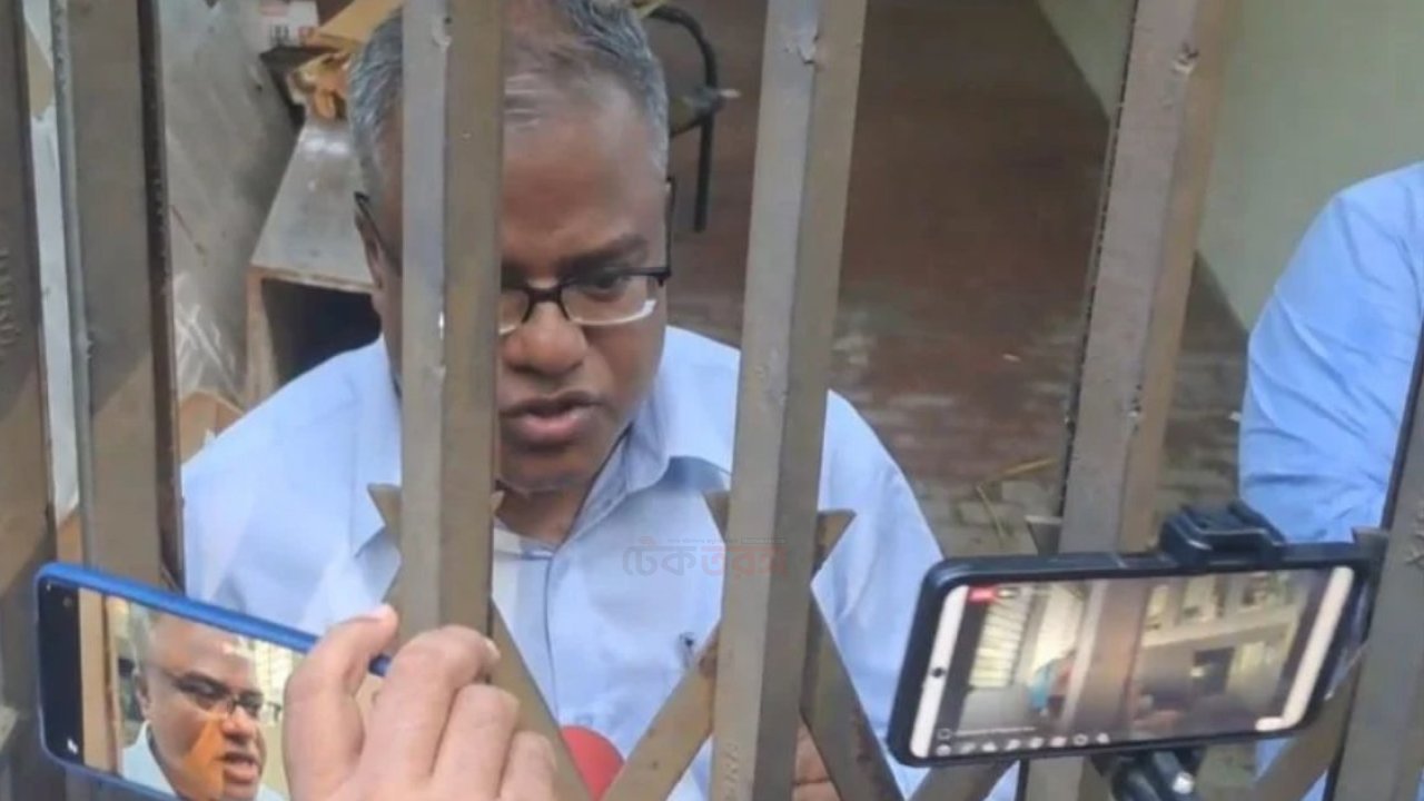 চুয়েটে ২১ ঘণ্টাতেও বের হতে পারেননি অবরুদ্ধ উপাচার্য