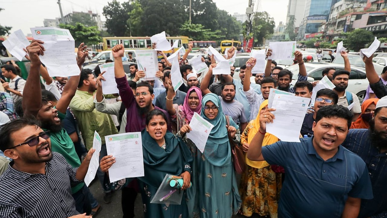 সরকারি চাকরির পরীক্ষা কেন ঢাকাতেই নিতে হবে?