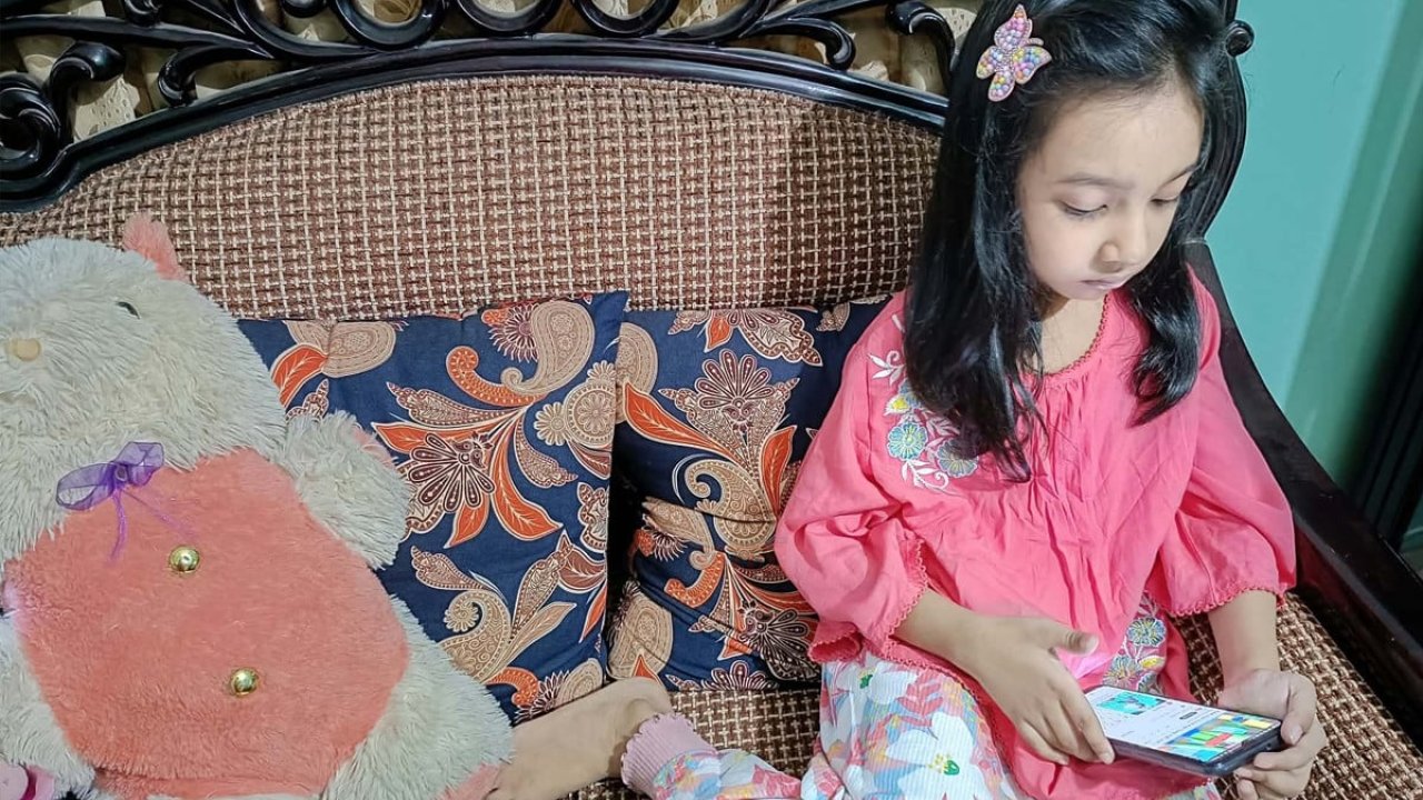 ফোনের পর্দায় শিশুর জগৎ, বাইরে খেলা ও পরিবারের সময় কতটা থাকছে