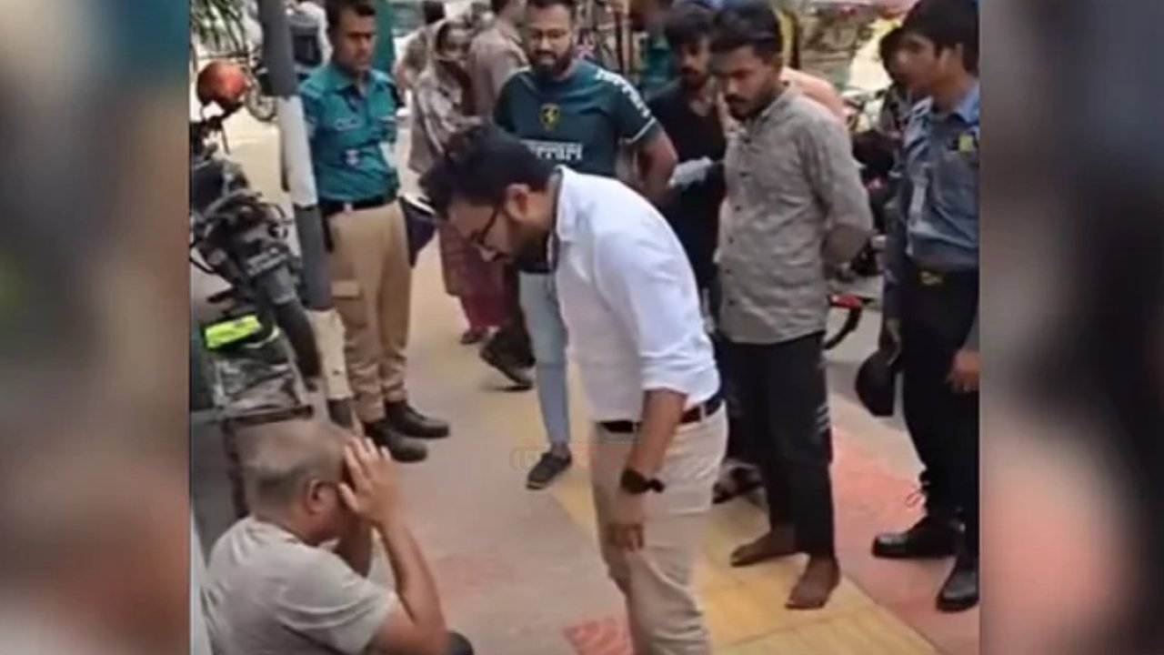 ধানমন্ডিতে পুলিশের সামনেই এক ব্যক্তিকে মারধর ও কান ধরে ওঠবস, ভিডিও ভাইরাল