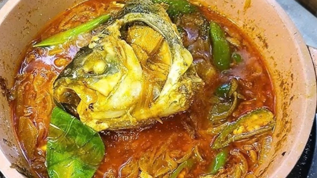 মাছের মাথা দিয়ে টমেটো ঝোল, ভাতের সঙ্গে জমবে দারুণ