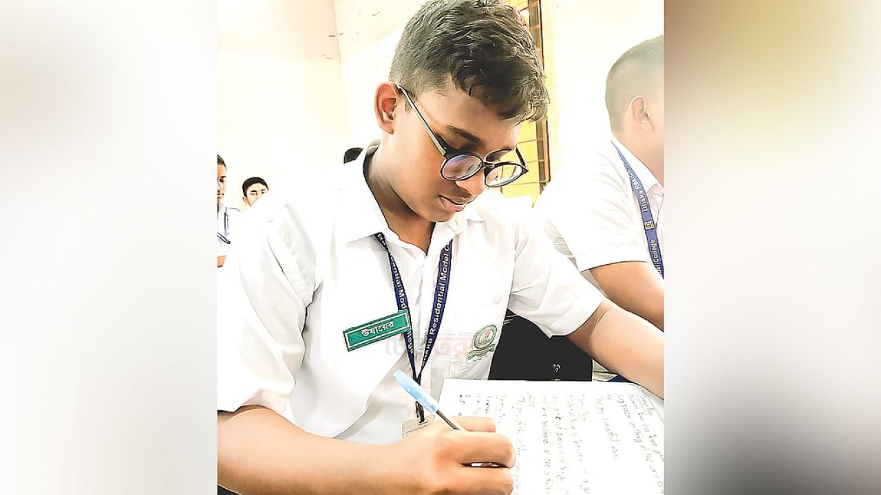 প্রাথমিক বৃত্তি পরীক্ষা ২০২৬। ইংরেজি—প্রিয় বই ও বায়ুদূষণ নিয়ে Short Composition