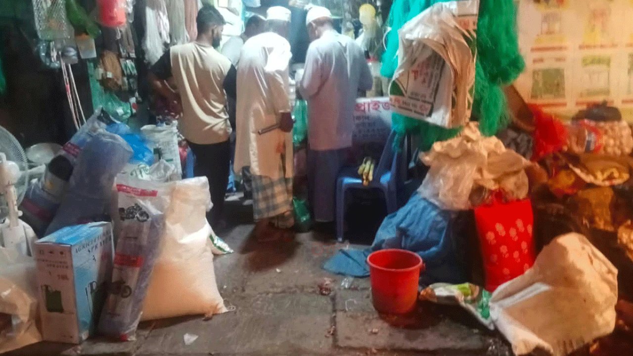ব্রাহ্মণপাড়ায় নির্ধারিত দামের চেয়ে বেশি মূল্যে সার বিক্রির অভিযোগ