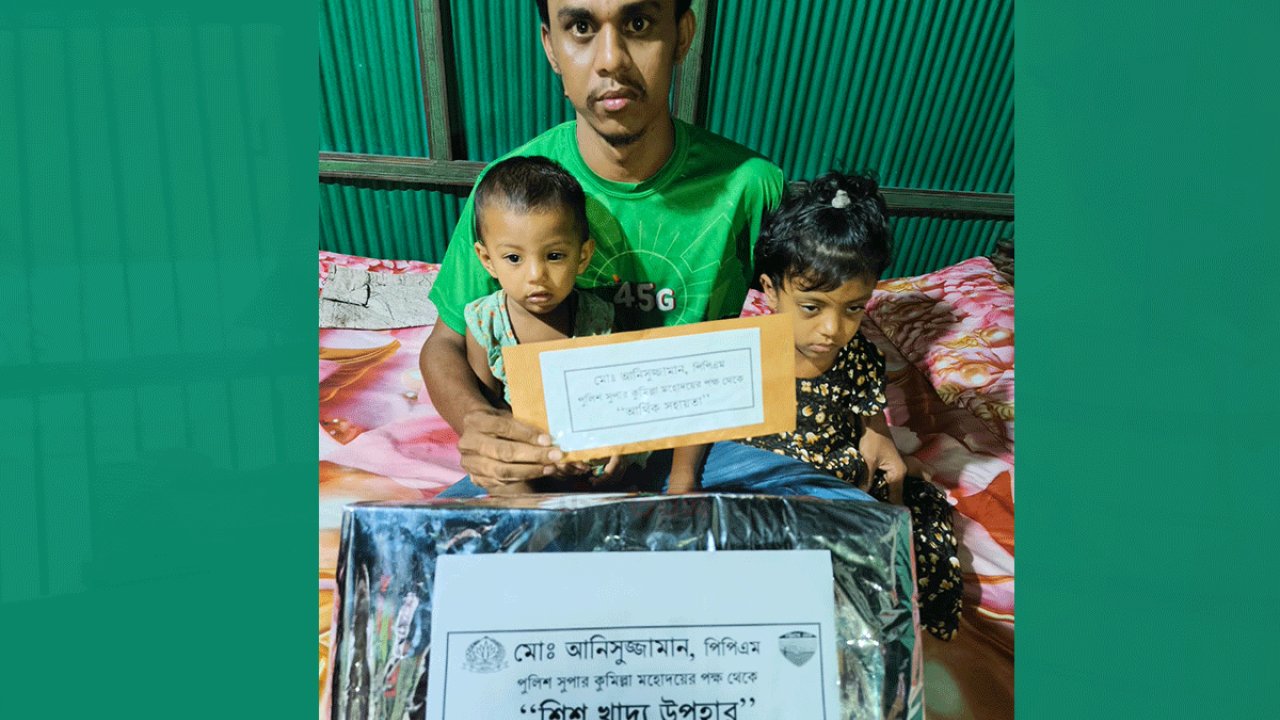 সড়কের পাশে রেখে যাওয়া দুই শিশুর পাশে পুলিশ সুপার