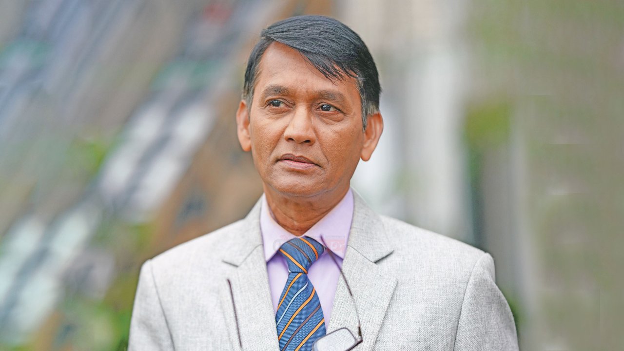 আজিজুল হাকিমের ৫০ বছরের অভিনয়জীবন নিয়ে আসছে বই