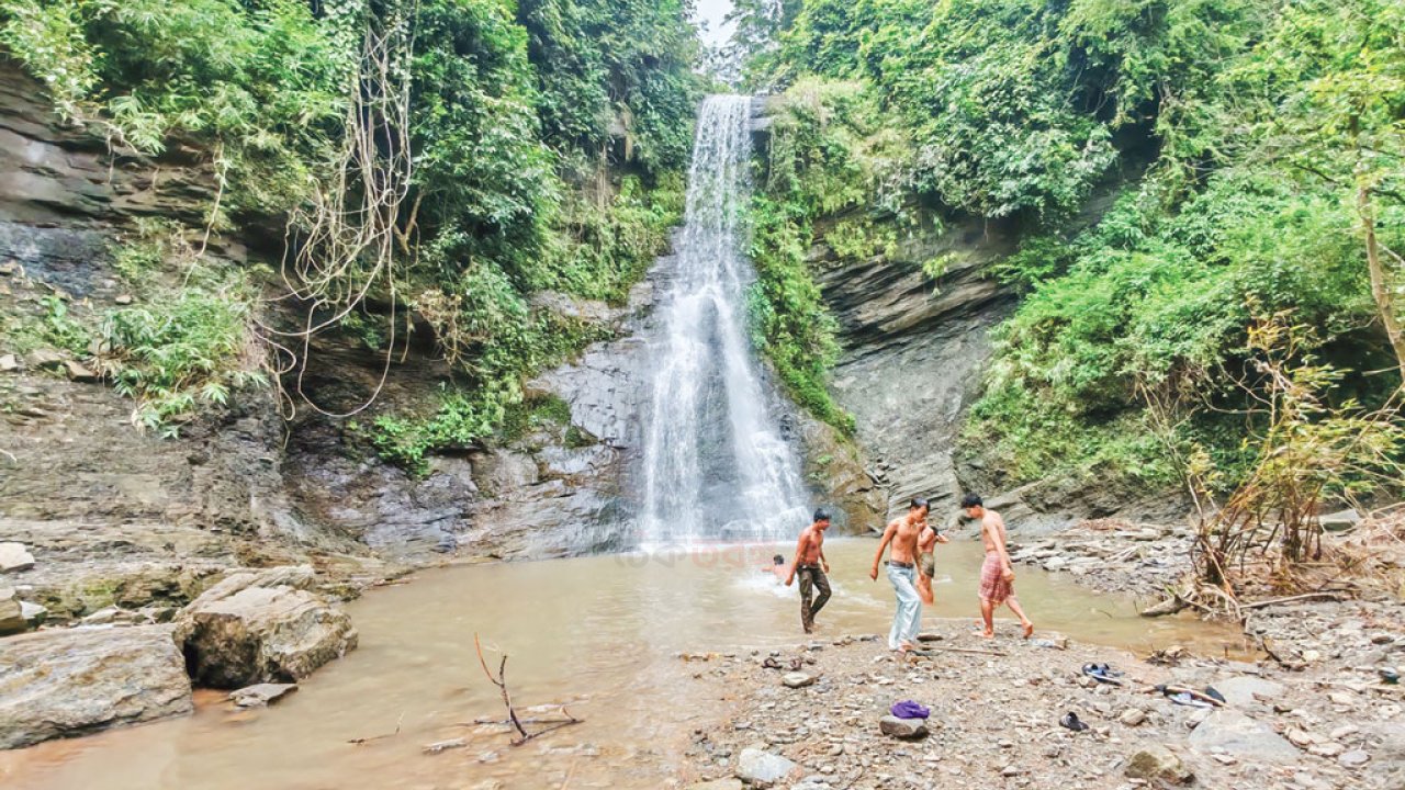 পূজার ছুটিতে ঝরনার কাছে