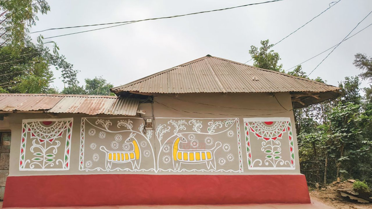 মাটির দেয়ালে সাঁওতাল জীবনের গল্প