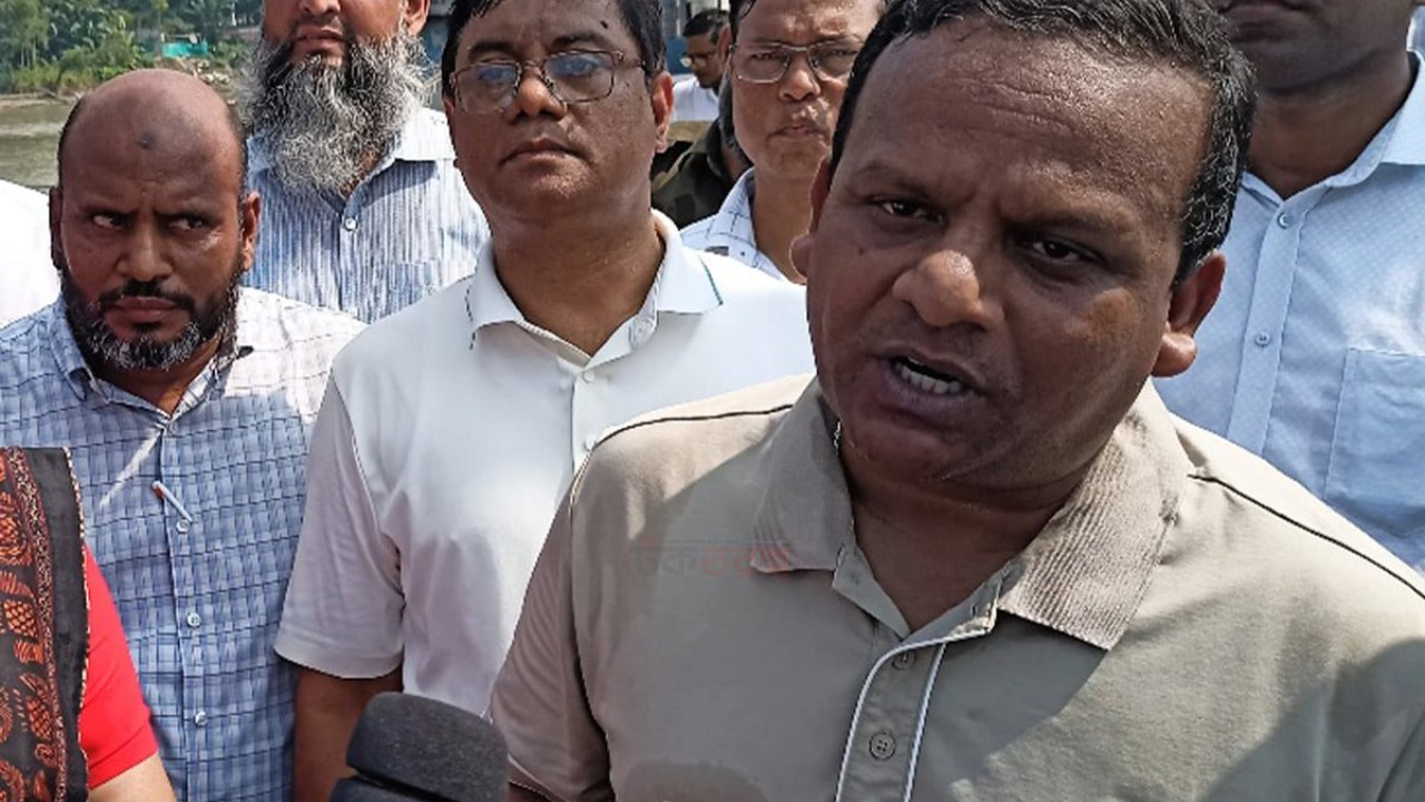 পূজার ছুটিতে নির্বিঘ্ন যাতায়াতের জন্য নৌ প্রতিমন্ত্রীর প্রস্তুতি