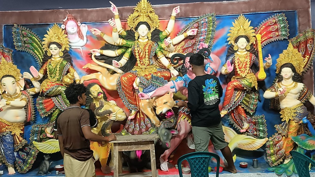 ষষ্ঠীর দিনেও প্রতিমা সম্পূর্ণ করতে শিল্পীদের নির্ঘুম রাতের কাজ