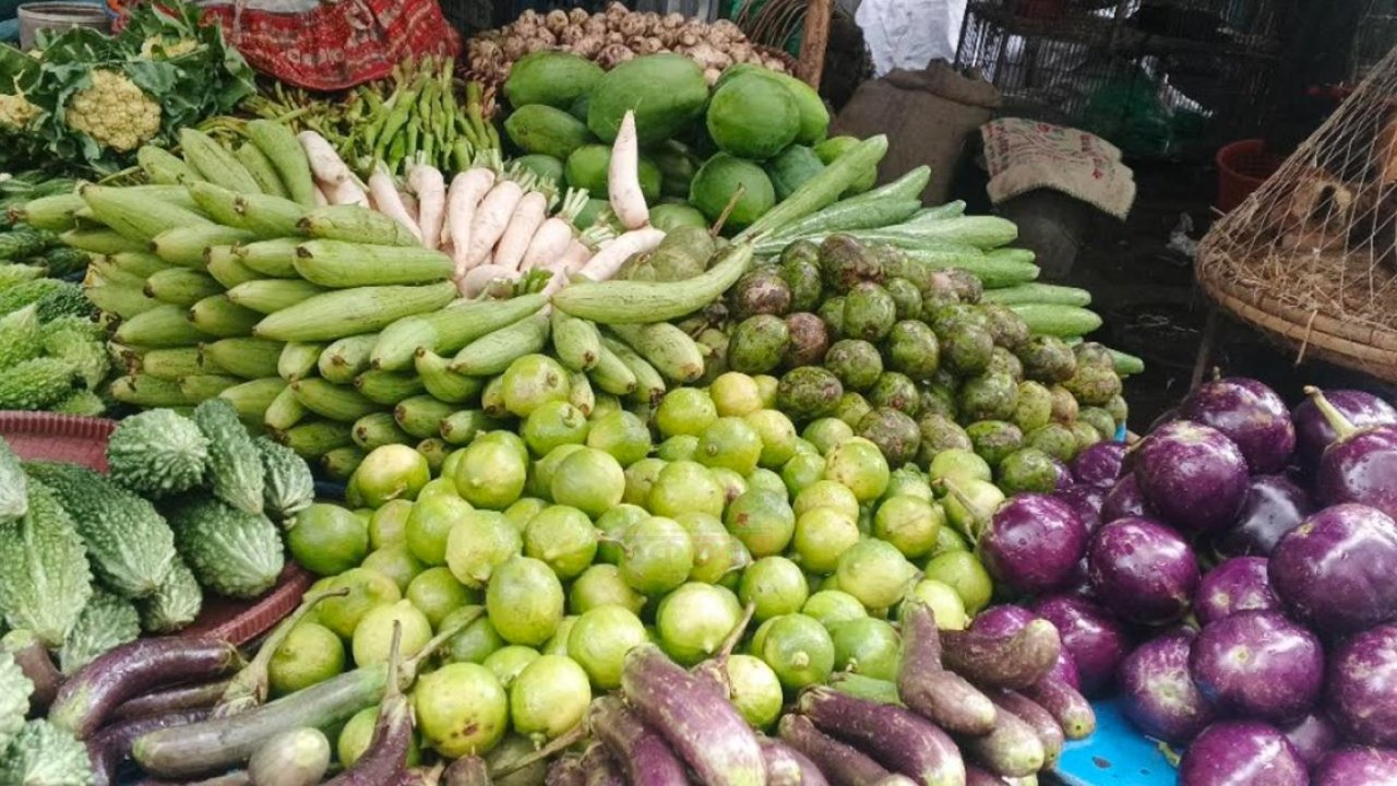 ডিমের দাম বৃদ্ধি, সবজিতে স্বস্তি না