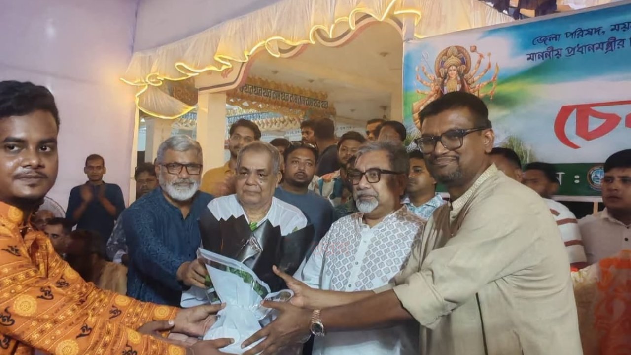 নান্দাইল ও ঈশ্বরগঞ্জে পূজামণ্ডপে আর্থিক সহায়তা প্রদান