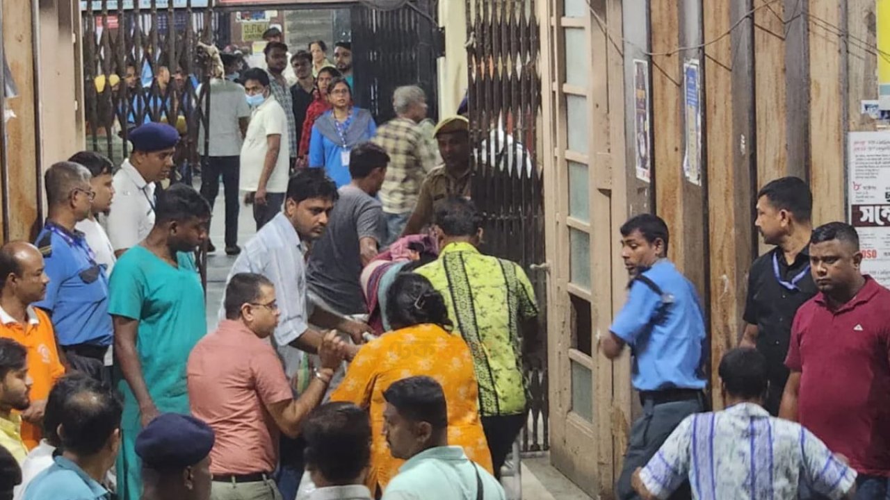 বৃষ্টির জেরে বিশৃঙ্খলা, সংকীর্ণ রাস্তা ও অন্ধকারে ঘটে গেল ভয়াবহ ট্র্যাজেডি