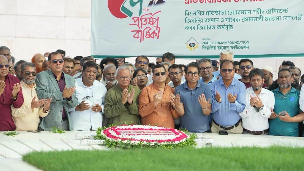প্রতিষ্ঠাবার্ষিকী অনুষ্ঠানে শহীদ জিয়া-খালেদা জিয়ার সমাধিতে ফাউন্ডেশনের শ্রদ্ধা নিবেদন