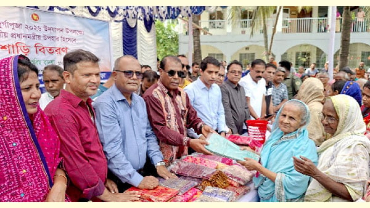 প্রধানমন্ত্রীর সনাতন ধর্মাবলম্বীদের উপহার বিতরণ অনুষ্ঠান
