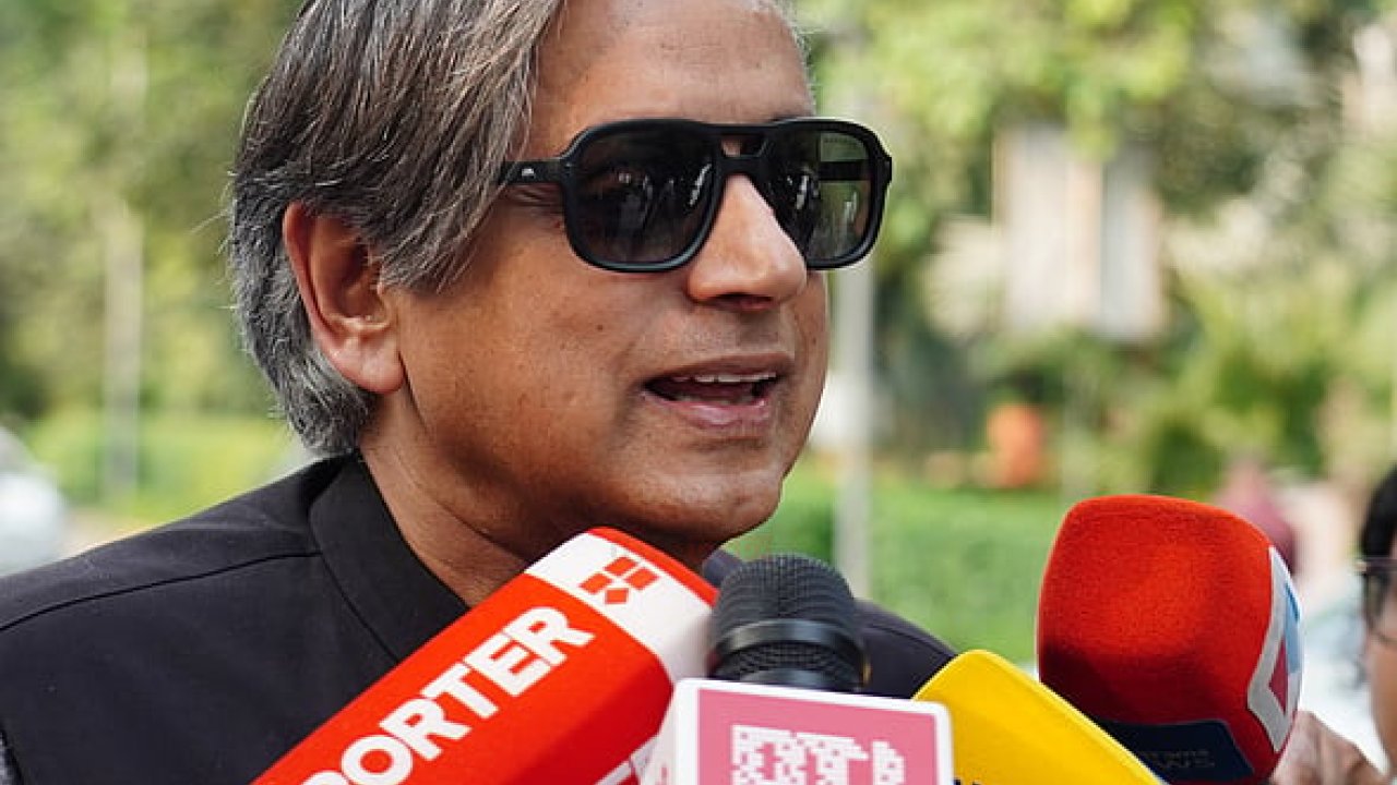 শশী থারুর: সরকার পতন নয়, অবাধ নির্বাচনই লক্ষ্য
